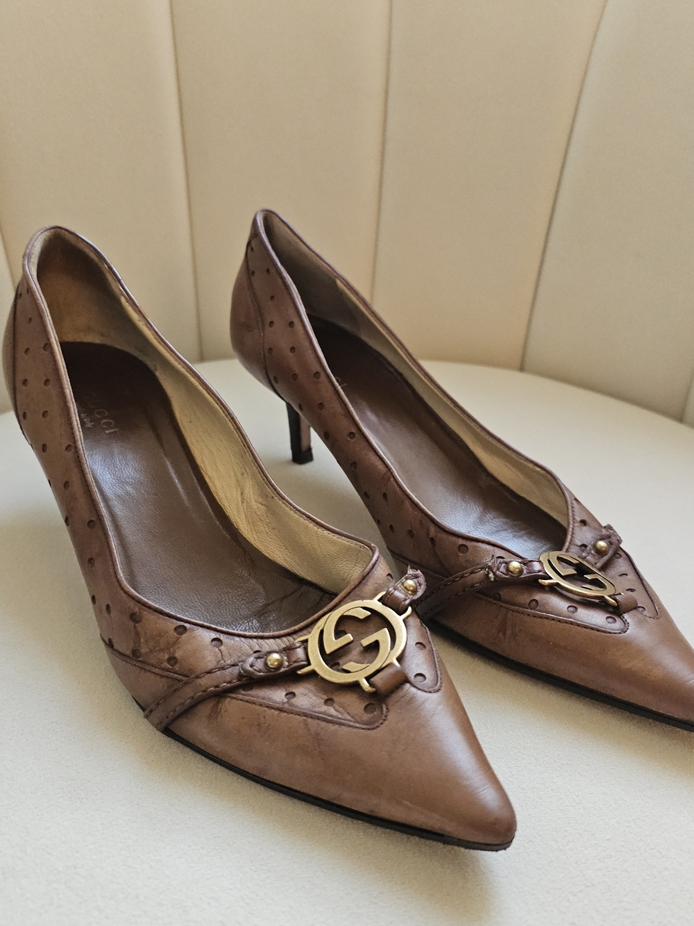 Gucci Vintage Tan Leather Pointed-Toe Kitten Heels with Gold Logo - Picture 6 of 14